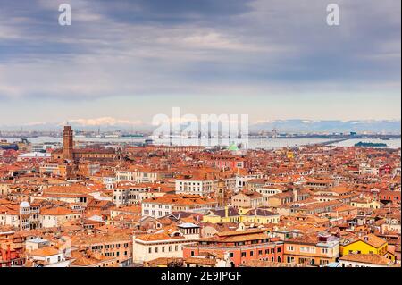 I tetti di Venezia e delle Alpi in lontananza, dal Campanile in Piazza San Marco, Italia Foto Stock