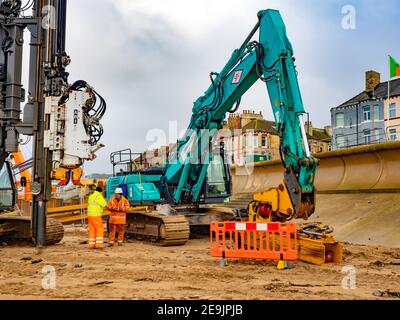 Costruzione del nuovo Regent Cinema sul lungomare di Redcar macchina impilatrice per l'installazione di pile di fogli Foto Stock