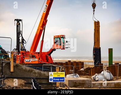 Costruzione del nuovo Regent Cinema sul lungomare di Redcar impilatrice per l'installazione di pile cilindriche Foto Stock