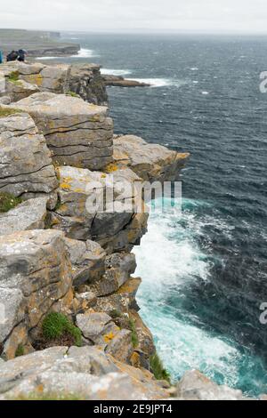 Scogliere e il famoso Worm Hole, una piscina naturale a Inishmore, isole Aran, Irlanda Foto Stock