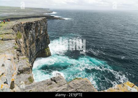 Scogliere e il famoso Worm Hole, una piscina naturale a Inishmore, isole Aran, Irlanda Foto Stock