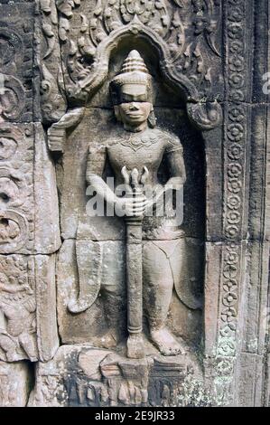 Scultura di una spada sacra che porta custode presso l'antico tempio indù di Ta Som. Parte del complesso Angkor in Cambogia. Scultura antica, in pub Foto Stock