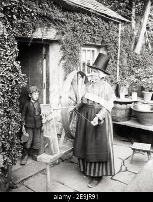 Foto della fine del XIX secolo - donna gallese con ragazzino E ruota che gira Foto Stock