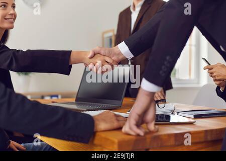 I partner commerciali si scuotono le mani dopo aver negoziato con successo e approvato l'accordo Foto Stock