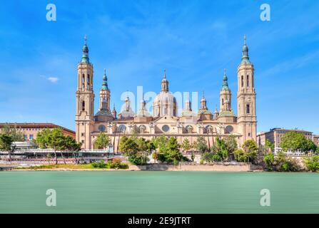 Saragozza, Spagna. Vista della Basilica barocca di Nuestra Senora del Pilar in giornata di sole Foto Stock