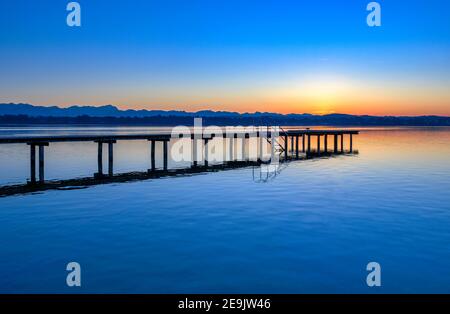 Tramonto sul Lago Starnberg, Fuenfseenland, alta Baviera, Baviera, Germania, Europa Foto Stock