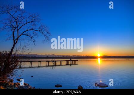 Tramonto sul Lago Starnberg, Fuenfseenland, alta Baviera, Baviera, Germania, Europa Foto Stock