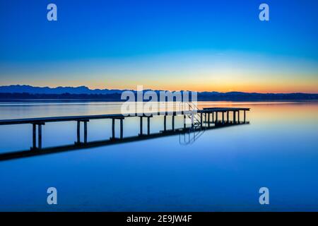 Tramonto sul Lago Starnberg, Fuenfseenland, alta Baviera, Baviera, Germania, Europa Foto Stock