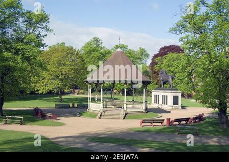 Vista dei giardini di Forbury nel centro di Reading, Berkshire. Sviluppato in epoca vittoriana, lo stand della band risale al 1896 e il monumento del leone a t. Foto Stock
