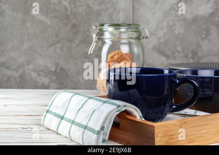 Primo piano di una tazza di tè in ceramica con biscotti Foto Stock