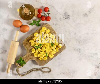 Tortellini di pasta ripiena italiana cruda fatta in casa Foto Stock
