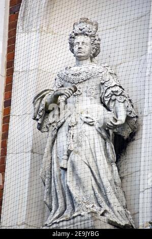 Statua pubblica della Regina Anna (1665 - 1714) eretta nel 1707 sulla parete esterna del Municipio di Windsor, Berkshire. Monumento pubblico, in esposizione per Foto Stock