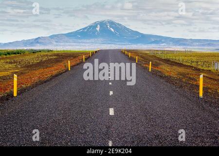 Hekla è uno stratovulcano situato nel sud dell'Islanda con un'altezza di 1.491 metri (4,892 piedi). L'Islanda. Foto Stock