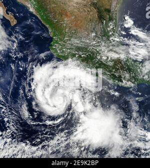 Occhio dell'uragano. Uragano sulla Terra. Tifone sul pianeta Terra. Categoria 5 super tifone in avvicinamento alla costa. Vista dallo spazio esterno. (Elementi Foto Stock