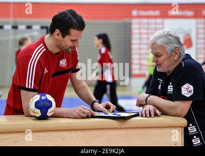 Zwickau, Germania. 28 Gennaio 2021. BSV Sachsen Zwickau allenatori Norman Rentsch (l), allenatore capo, e Dietmar Schmidt, allenatore capo per la squadra femminile. L'ex alesatore Rentsch e l'ex runner di classe mondiale e campione olimpico Schmidt stanno lavorando diligentemente per condurre il club nella Bundesliga della 1a pallamano femminile. Credit: Hendrik Schmidt/dpa-Zentralbild/ZB/dpa/Alamy Live News Foto Stock