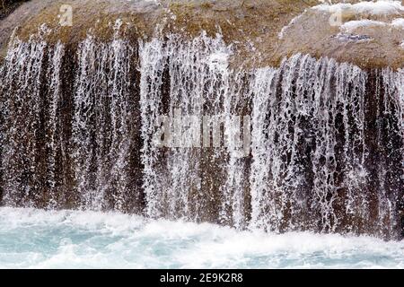 Hraunfossar più di cascate in miniatura formate da rivoli che fluiscono su una distanza di circa 900 metri fuori dal Hallmundarhraun. Le cascate Foto Stock