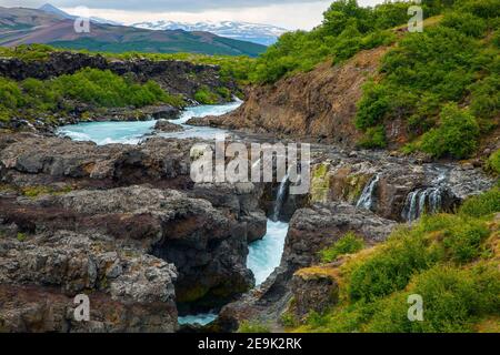 Hraunfossar più di cascate in miniatura formate da rivoli che fluiscono su una distanza di circa 900 metri fuori dal Hallmundarhraun. Le cascate Foto Stock