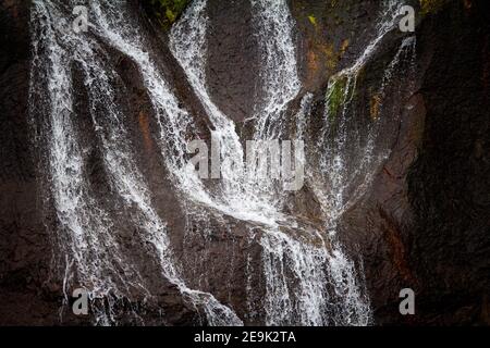 Hraunfossar più di cascate in miniatura formate da rivoli che fluiscono su una distanza di circa 900 metri fuori dal Hallmundarhraun. Le cascate Foto Stock