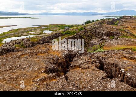 Þingvellir / Thingvellir, è la spaccatura tra piatti continentali europei e nordamericani in Islanda. Foto Stock