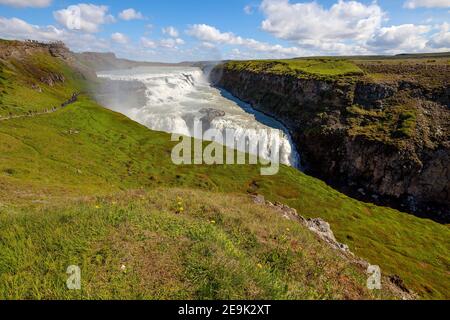 Possente cascata Gullfoss situata nel canyon del Hvítá fiume nel sud-ovest dell'Islanda Foto Stock