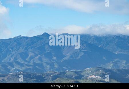 Las Palmas, Gran Canaria, Isole Canarie, Spagna. 5 febbraio 2021. Le temperature scendono su Gran Canaria mentre il tempo tempestoso passa attraverso l'isola lasciando una notte di spolvero di neve sulle cime delle montagne (visto qui). Credit: Alan Dawson/Alamy Live News. Foto Stock