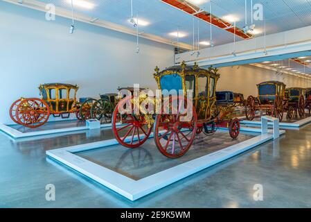 LISBONA, PORTOGALLO, 29 MAGGIO 2019: Interno del museo nazionale degli autobus a Belem, Lisbona, Portogallo Foto Stock