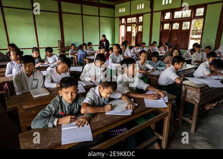 Gli orfani che vivono nell'orfanotrofio Shatapru Education Boarder a Myikyina, nel Myanmar settentrionale, frequentano le lezioni della scuola pubblica. Foto Stock