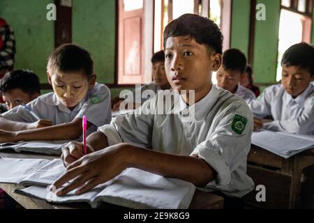 Gli orfani che vivono nell'orfanotrofio Shatapru Education Boarder a Myikyina, nel Myanmar settentrionale, frequentano le lezioni della scuola pubblica. Foto Stock