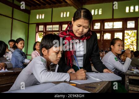 Gli orfani che vivono nell'orfanotrofio Shatapru Education Boarder a Myikyina, nel Myanmar settentrionale, frequentano le lezioni della scuola pubblica. Foto Stock