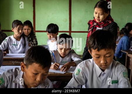 Gli orfani che vivono nell'orfanotrofio Shatapru Education Boarder a Myikyina, nel Myanmar settentrionale, frequentano le lezioni della scuola pubblica. Foto Stock