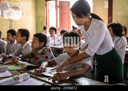 Gli orfani che vivono nell'orfanotrofio Shatapru Education Boarder a Myikyina, nel Myanmar settentrionale, frequentano le lezioni della scuola pubblica. Foto Stock