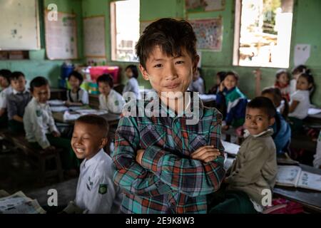 Gli orfani che vivono nell'orfanotrofio Shatapru Education Boarder a Myikyina, nel Myanmar settentrionale, frequentano le lezioni della scuola pubblica. Foto Stock