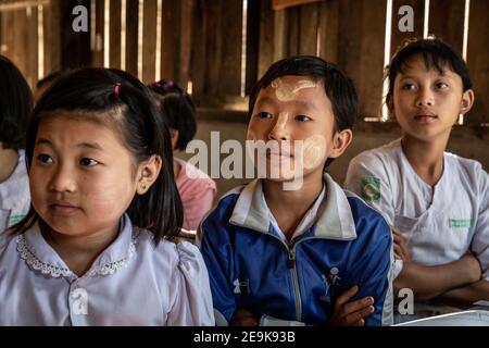 Gli orfani che vivono nell'orfanotrofio Shatapru Education Boarder a Myikyina, nel Myanmar settentrionale, frequentano le lezioni della scuola pubblica. Foto Stock