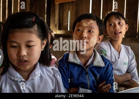 Gli orfani che vivono nell'orfanotrofio Shatapru Education Boarder a Myikyina, nel Myanmar settentrionale, frequentano le lezioni della scuola pubblica. Foto Stock