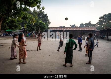 Vita quotidiana dei rifugiati nel campo profughi di Shatapru IDP a Myikyina, Myanmar. Ogni famiglia ha una camera nelle capanne povere. Foto Stock