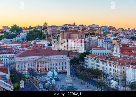 Tramonto vista aerea di Praca Dom Pedro IV a Lisbona, Portogallo Foto Stock