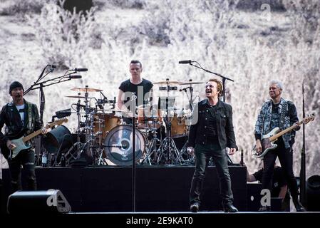 The Edge, Larry Mullen Jr Bono e Adam Clicayton degli U2 suonano Joshua Tree in diretta sul palco dello stadio Twickenham di Twickenham, Londra. Foto Stock