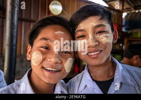 Gli studenti, la maggior parte dei quali sono orfani che sono fuggiti dalla guerra civile, vengono alla loro scuola di istruzione Chinpwi a Myikyina, Myanmar, durante la loro pausa pranzo. Foto Stock