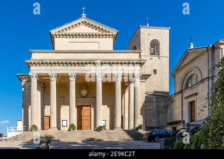La facciata della basilica di San Marino, la chiesa principale della Repubblica di San Marino, in una giornata di sole Foto Stock