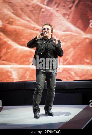 Bono degli U2 suona Joshua Tree dal vivo sul palco dello stadio Twickenham di Twickenham, Londra. Foto Stock