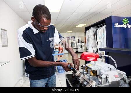 Johannesburg, Sudafrica - 2 ottobre 2012: Servizio di taglio delle chiavi all'interno di una lavanderia automatica a secco Foto Stock