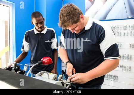 Johannesburg, Sudafrica - 2 ottobre 2012: Servizio di taglio delle chiavi all'interno di una lavanderia automatica a secco Foto Stock