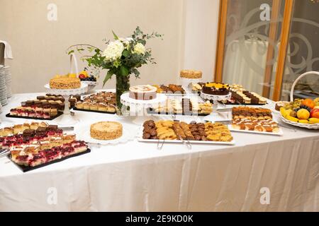 Spuntini e dessert su un tavolo per ricevimenti nuziali Foto Stock