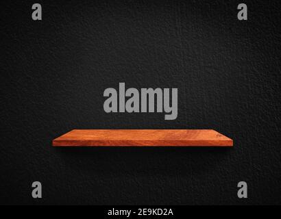 Ripiani in legno chiaro su pareti nere in stile loft con tracciato di ritaglio. Design per lo sfondo Foto Stock