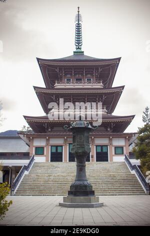 Vista frontale di una lanterna e pagoda al Tempio Zenkoji Foto Stock