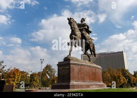 Tashkent, Uzbekistan - 3 novembre 2019: Monumento ad Amir Timur nella piazza Amir Timur a Tashkent. Foto Stock