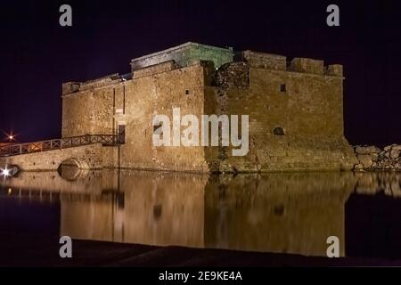 Paphos Castello a Cipro di notte che è ora un museo nel porto ed è un popolare viaggio turistico Punto di riferimento dell'attrazione della Mediterra Foto Stock