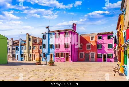 Colorate case di pescatori sull'isola di Burano a Venezia Foto Stock