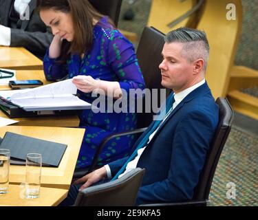 FILE FOTO Edimburgo, Scozia, Regno Unito. 5 Feb 2021. L'ex ministro scozzese delle Finanze, Derek Mackay, parla un anno dopo le dimissioni il giorno prima del suo intervento di bilancio a causa del presunto scandalo del testo degli studenti. L'onorevole Mackay dice di voler aiutare gli elettori. Il mio Mackay è stato assente dal Parlamento scozzese da quando si è dimesso come Ministro. Informazioni foto file: Edimburgo, Scozia, Regno Unito. 5 febbraio 2020, Parlamento scozzese. Credit: Colin Fisher/Alamy Live News Foto Stock