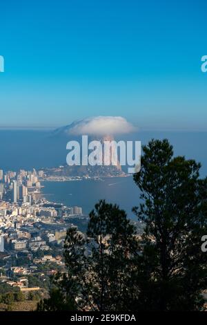 Vista sud di Peñon de Ifach con nuvola sopra, Calpe, Costa Blanca, Alicante, Spagna Foto Stock